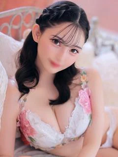 りりこ【凛々しい美白巨乳美人】