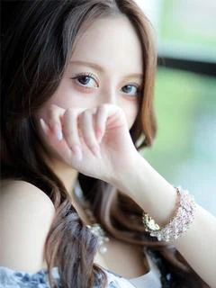 える 心奪われる上品な美女